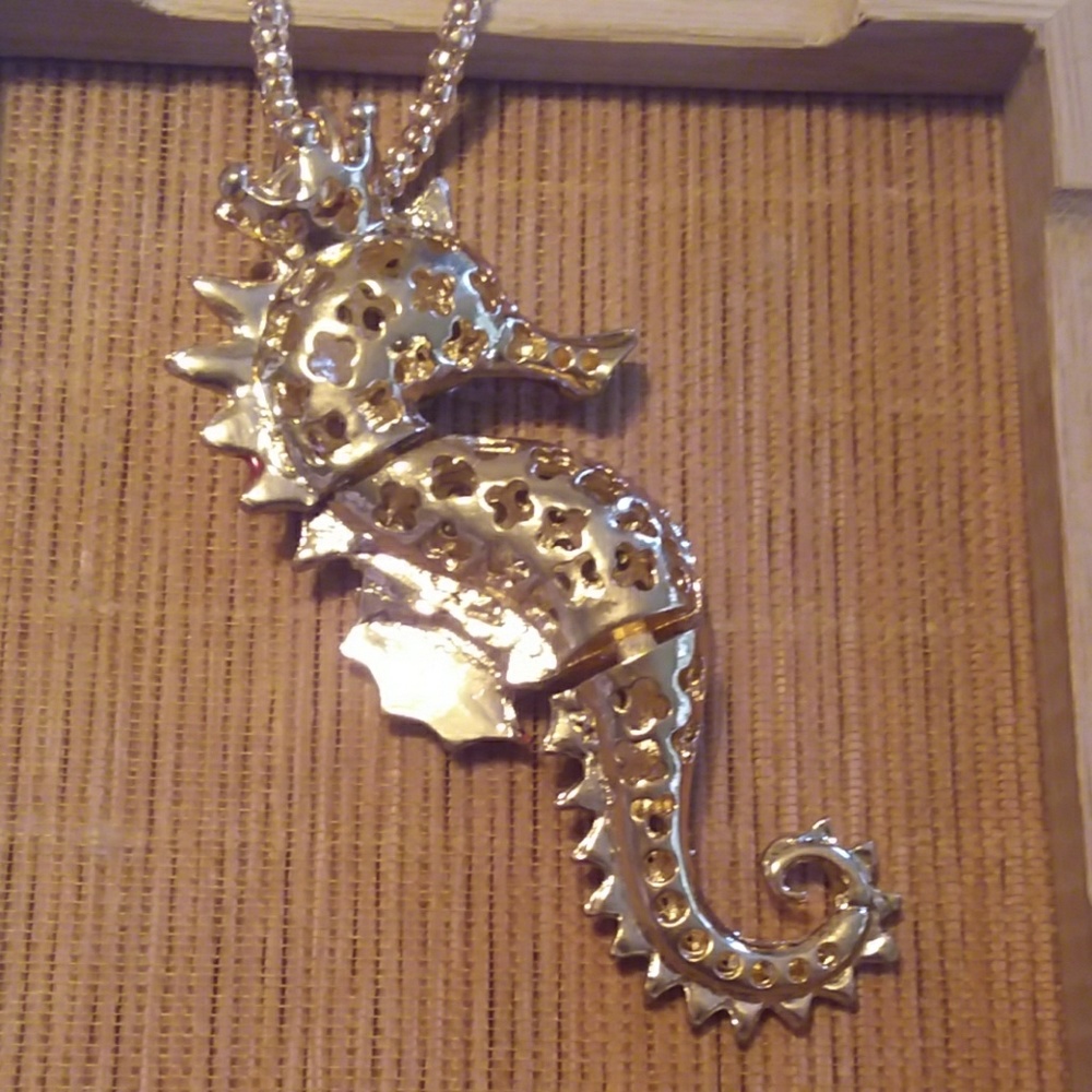 Red rhinestone seahorse statement necklace - Picture 6 of 6